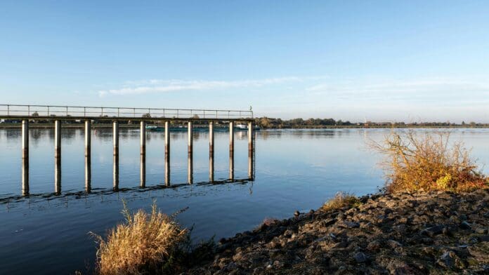 Die Elbe an einem blauen Frühlingstag.