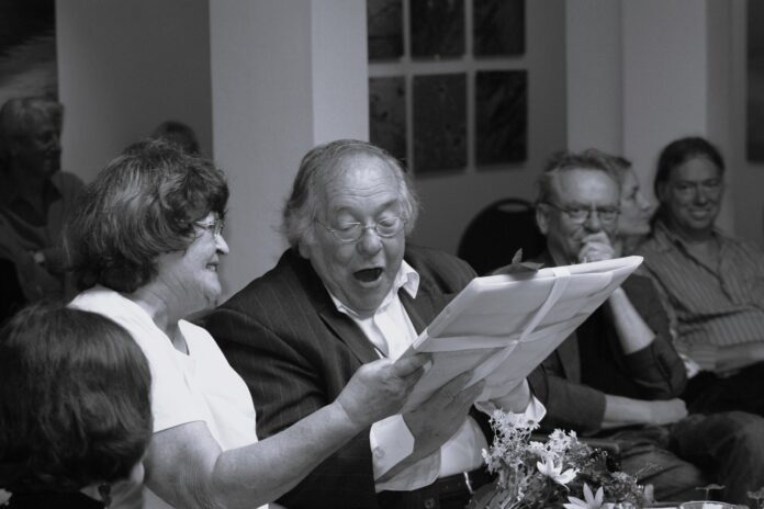 Das Bild zeigt Uwe Herms und seine Frau Ingeborg während sie seinen 75. Geburtstag feiern.