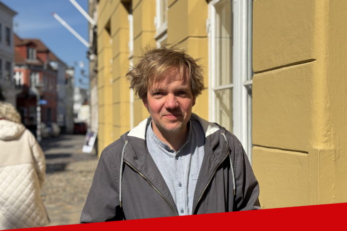 Portrait von Gunnar Astrup, im Hintergrund die Flensburger Norderstraße