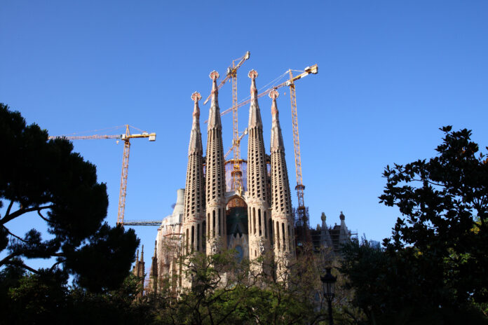 Seit 144 Jahren Baustelle: Die Sagrada Família in Barcelona. Vielleicht ist „unfertig“ manchmal einfach ein anderes Wort für „in Bewegung“. Bild: Adobe Stock