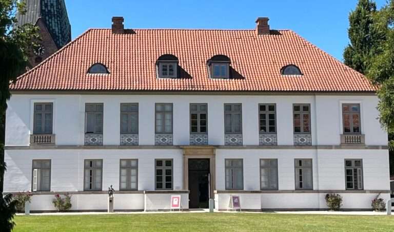 Eutin: Feierabendführung zu historischen Beständen der Eutiner Schulbibliothek