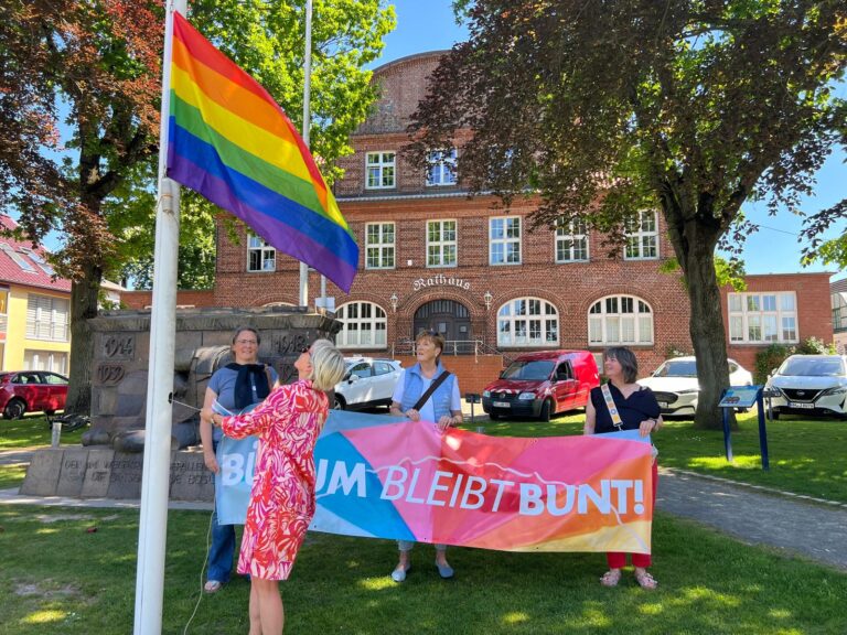 Eröffnung Pride Woche Büsum: Hissen der Regenbogenflaggen