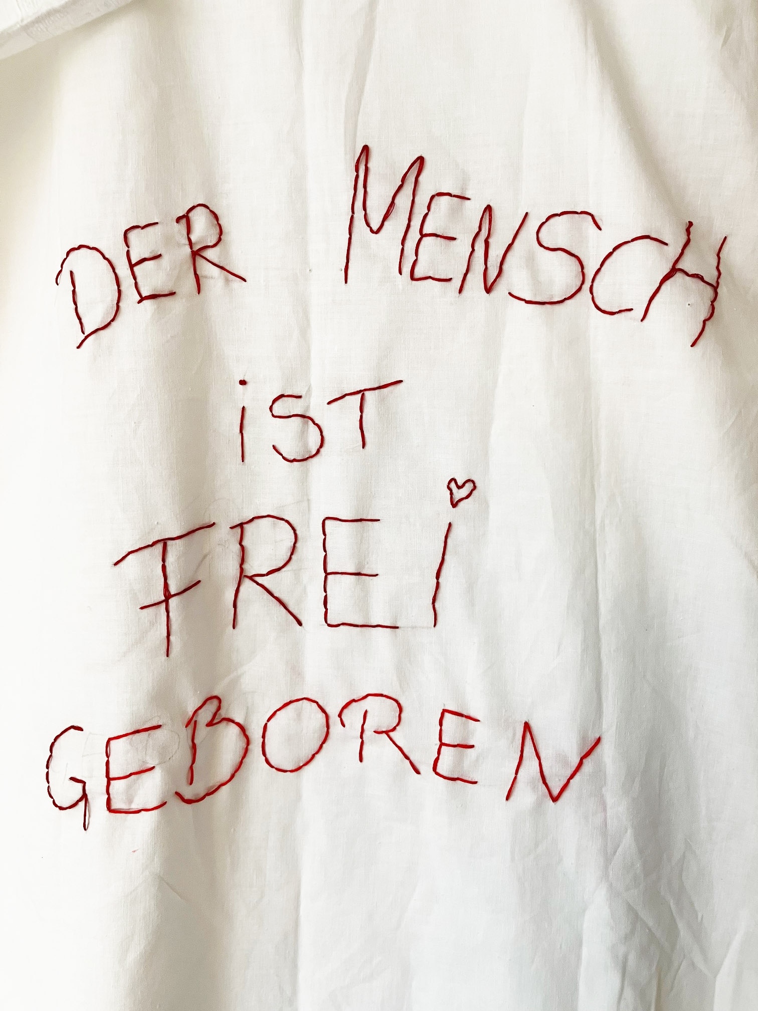 Installation „frei geboren“ von Monika Callies im Artefactum