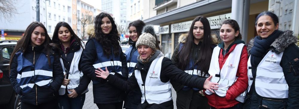 Frankfurt: Mieterkinder verteilen Tee und Decken an Obdachlose