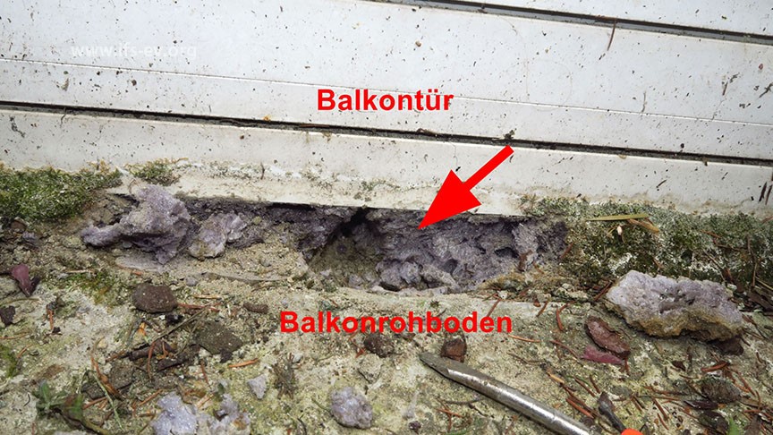 Bauschaum als Abdichtung am Balkon Feuchte zerstört Heizungsrohr