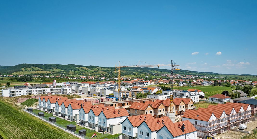 Wohnhausanlage in Purbach, von „Die Neue Eisenstädter“ – die guten Beziehungen untereinander werden vom Bauträger unterstützt. Foto: Michael Pinzolits Fotografie