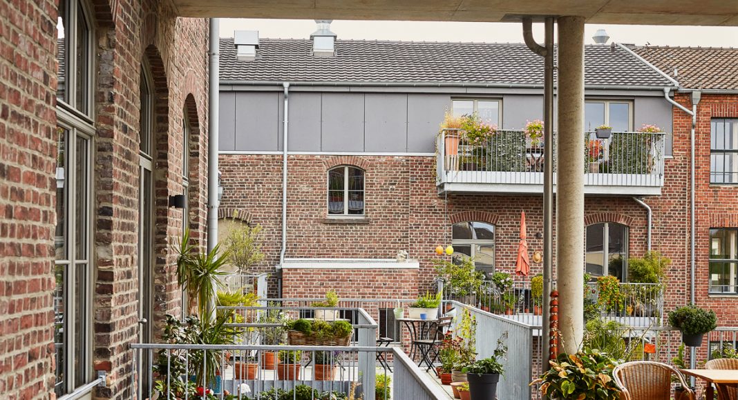 Saniert und wiederbelebt: Die Laubengangstruktur mit privaten und geteilten Freiräumen wurde dem Bestand der alten Samtweberei hinzugefügt. Foto: Marcel Rotzinger-Damm