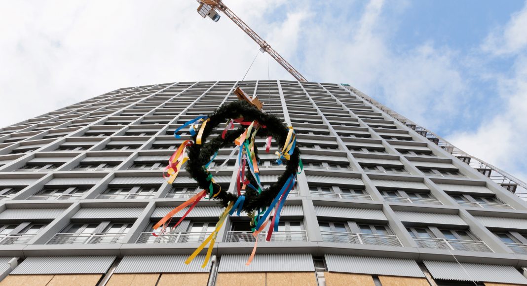 Bremen Q45-Fassade - Ehemaliges Bundeswehrhochhaus zeigt