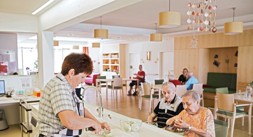 Herzstück jeder Wohngruppe der Pflegeheime des Hauses der Barmherzigkeit ist ein geräumiger Wohnraum, der eine gemütliche Atmosphäre schaffen soll.