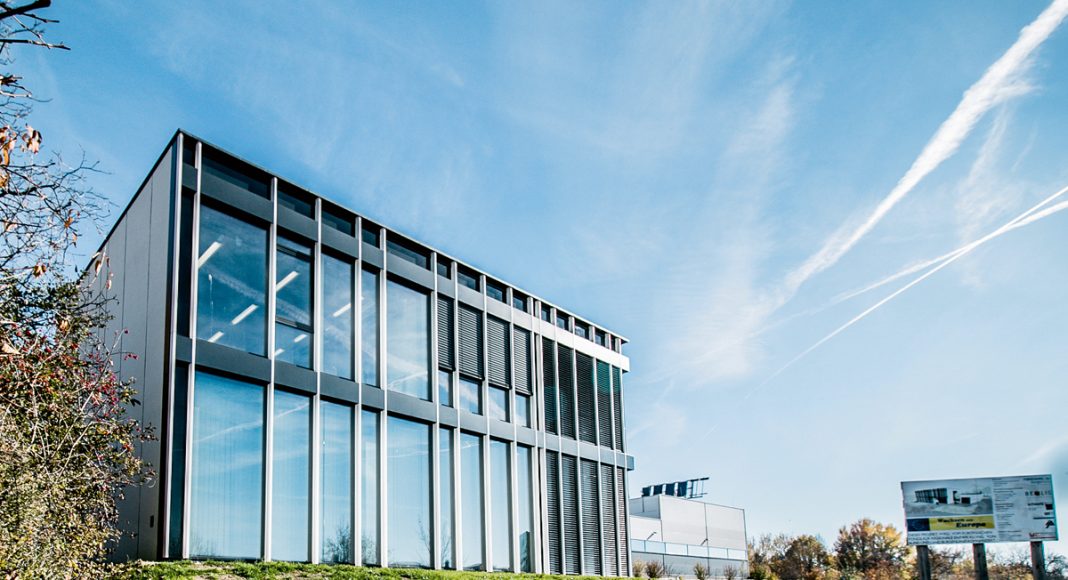 Das europäische Forschungsprojekt PRELUDE erzielt massive Energieeinsparungen – das Hightech-Forschungsgebäude „Energetikum“ in Pinkafeld dient mit mehr als 10.000 physikalischen und virtuellen Datenpunkten als Testgebäude zur Entwicklung und Implementierung aller im Projekt integrierten Technologielösungen.