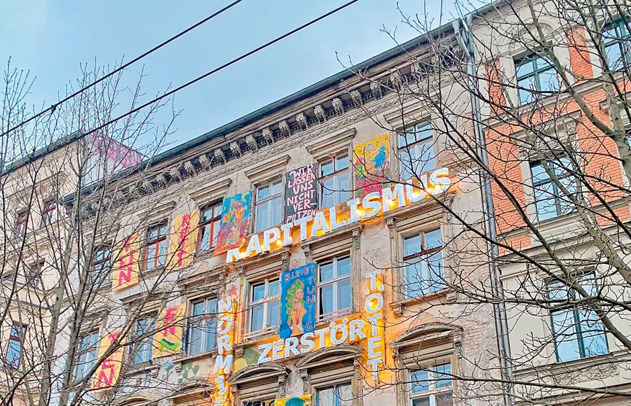 Das Tuntenhaus in der Kastanienallee 86, ebenfalls im Stadtteil Prenzlauer Berg, ist einer der letzten Neuzugänge der Selbstbau e.G. Das Haus konnte mithilfe eines bezirklichen Vorkaufsrechts vor dem Privatverkauf und der dann erwartbaren Mietpreissteigerung geschützt werden.