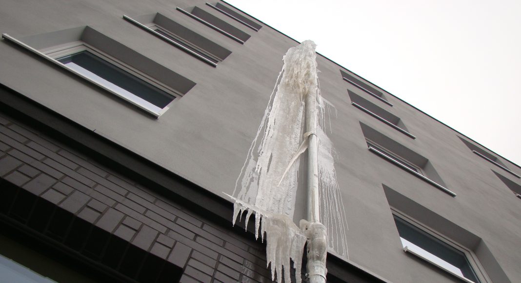 Regenwasserfallrohr ist vereist. Foto: Gerd Warda