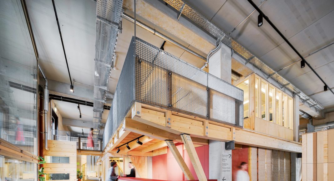 Radikal nachhaltig und kreislauffähig: Impact Hub Berlin im CRCLR-Haus in Berlin von LXSY Architekten.