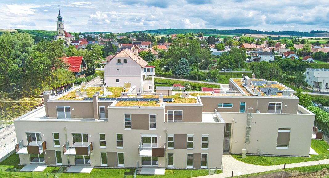 Grün in Großweikersdorf: Die Beheizung der Wohnhausanlage der Genossenschaft „Schönere Zukunft“ erfolgt über eine effiziente Wärmepumpe, die durch eine Photovoltaikanlage unterstützt wird.
