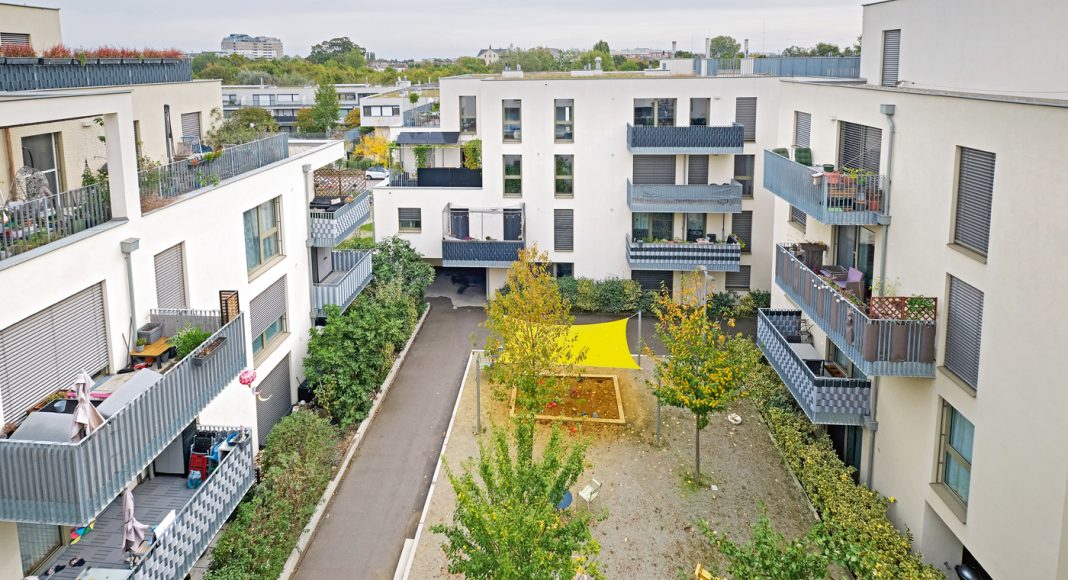 Der kühle Herbstwind vertrieb die Bewohner:innen vom Gemeinschaftstreff – ein zentraler Platz, der gerne bei angenehmen Temperaturen genutzt wird. Fotos: Florian Albert