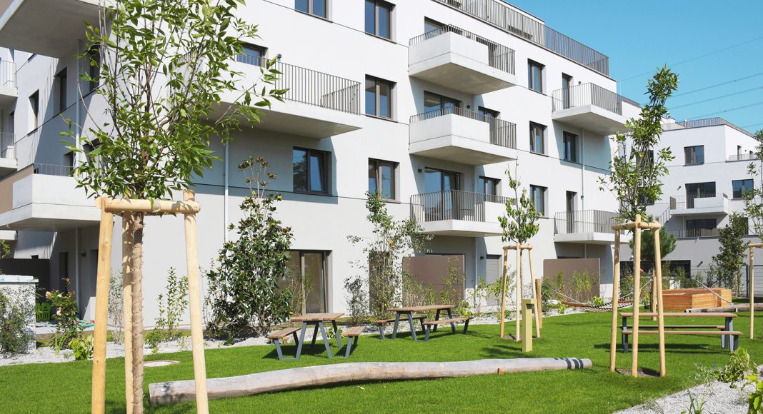Quartier „Am Hirschfeld“ vom ÖSW: 110 geförderte Mietwohnungen profitieren von der massiven Bauweise. Die Speichermasse von Beton wird über Erdwärme zum Heizen und Kühlen genützt. Fotos: ÖSW, Lukas Lorenz