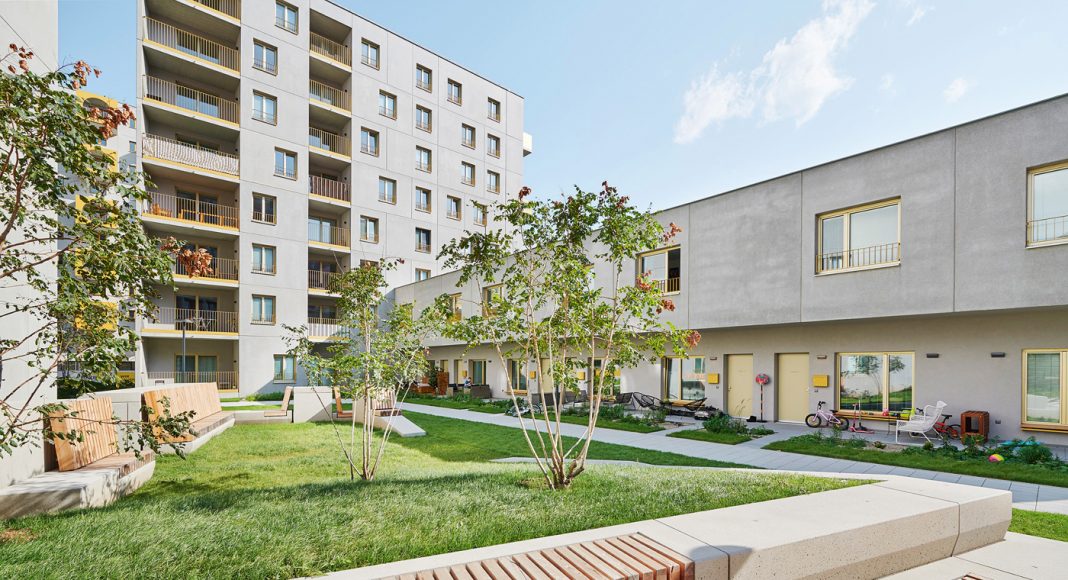 Geförderter Wohnbau im Quartier Berresgasse: Der Bauträger Familienwohnbau und das Architekturbüro Franz&Sue setzten dabei auf im Werk vorgefertigte, tragende Fassadenverbundelemente.