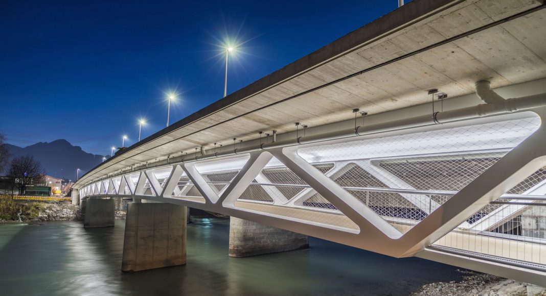 Thema der Architekturtage 2026 sind die „Infrastrukturen des Alltags“. Die zehn Architekturinstitutionen führen zu ausgewählten sichtbaren – wie hier zur Grenobler Brücke in Innsbruck – ...