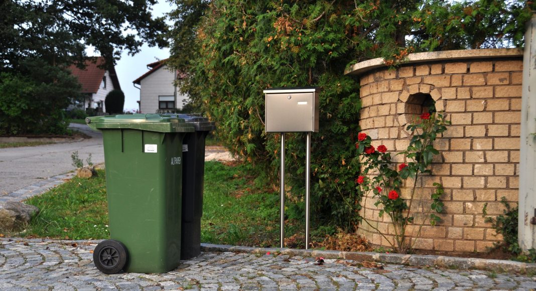 60 Meter bis zur Müllabfuhr sind zumutbar, wenn Müllfahrzeuge Grundstücke nicht sicher anfahren können und Tonnen zentral bereitstehen müssen.