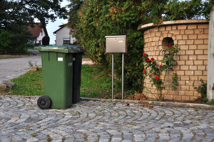 60 Meter bis zur Müllabfuhr sind zumutbar, wenn Müllfahrzeuge Grundstücke nicht sicher anfahren können und Tonnen zentral bereitstehen müssen.
